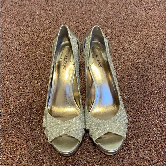 Beautiful Silver Peep toe Alfani Silver Shoes - Picture 2 of 3